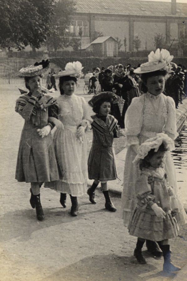 Even the children are in formal dress, learning to parade themselves elegantly through the Gardens: